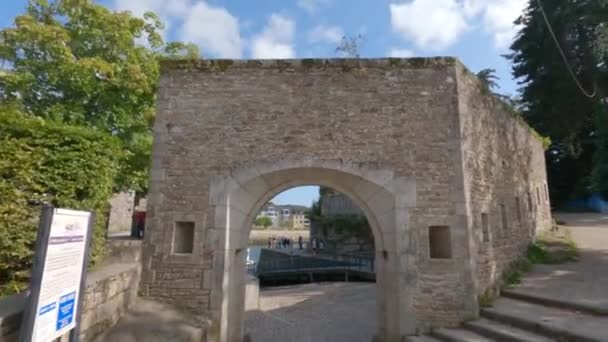 Fransa, eski turist kasabası Concarneau, 31 Ağustos 2021. Brittany, Finistere, Quimper bölgesi. Ortaçağ duvarlı şehir manzarası. Concarneau 'nun Ville Close' u adada bulunuyor. Şehrin tarihi merkezi. — Stok video