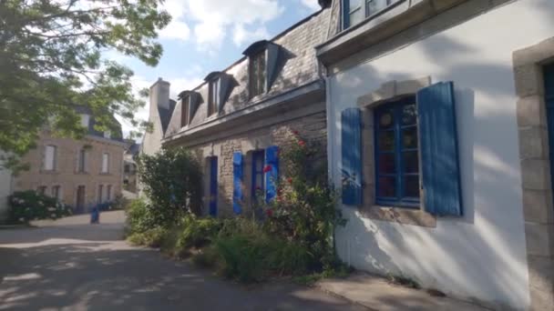 Γαλλία, παλιά τουριστική πόλη του Κονκαρνό στις 31 Αυγούστου 2021. Brittany, Finistere, περιφέρεια Quimper. Άποψη της μεσαιωνικής περιτειχισμένης πόλης. Ville Close of Concarneau βρίσκεται στο νησί. Ιστορικό κέντρο της πόλης — Αρχείο Βίντεο