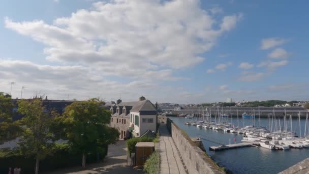 Панорама снята в центре старого города Конкарно на севере Франции в Бретани 31 августа 2021 года в солнечную летнюю погоду. Стены города Конкарно. Старые стены Ville Close — стоковое видео