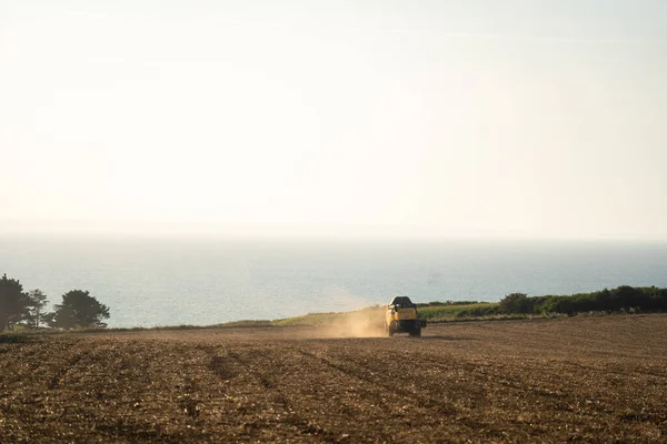 Mietitrebbia Gialla New Holland Raccoglie Campi Grano Maturi Agricoltura Francia — Foto Stock