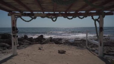 Kıbrıs 'ta deniz sörfü, Akdeniz' in mavi dalgaları. Rocky plajı taşladı. Yaz günü. Güneşli cennet. Güneşli gündüz deniz manzarası. Kıbrıs plajını seyret. Akdeniz yakınlarındaki taşlar