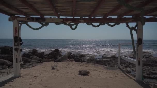 Vlny Středozemního moře na skalnatém pobřeží na Kypru poblíž města Paphos za slunečného letního počasí. Křišťálově čistá smaragdová voda a skalnaté pobřeží Středozemního moře, Kypr — Stock video