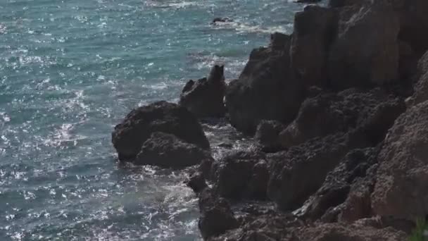 Surf de mare, valuri albastre de mare mediteraneană în Cipru. Stâncoasă plajă drogată. Ziua de vară. Paradisul însorit. Sunny daytime seascape. Vedere pe plaja Ciprului. Pietrele din apropierea mării mediteraneene — Videoclip de stoc