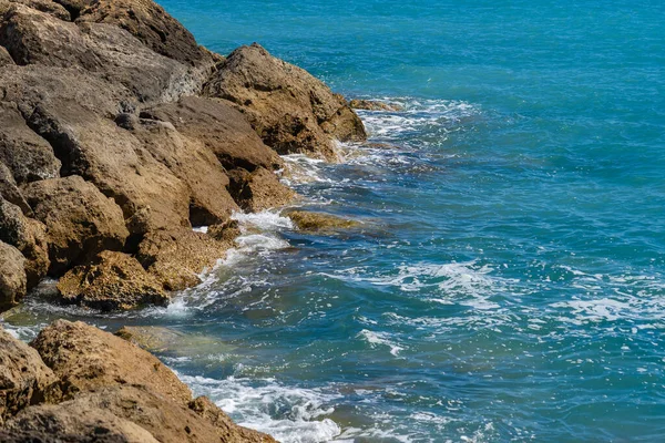 夏の天気の良い日にパフォス市の近くのキプロスの岩場の海岸に地中海の波 地中海 キプロスのクリスタルクリアエメラルド水と岩の海岸線 — ストック写真
