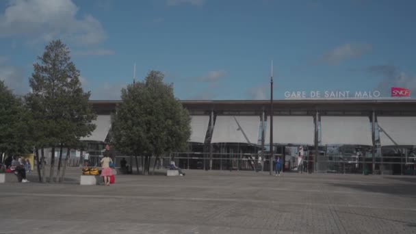 France, Saint-Malo, 21 agosto 2021. Facciata di un edificio nella città di Saint-Malo in Francia, stazione ferroviaria della regione Bretagna in estate con tempo soleggiato. Ferrovia francese nel nord del paese — Video Stock