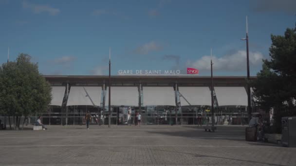 法国，圣马洛，2021年8月21日。在法国圣马洛市一座大楼的正面，夏天阳光充足的布列塔尼地区火车站。法国北部的铁路 — 图库视频影像