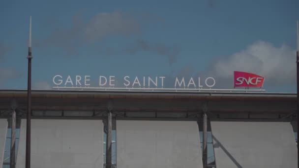 Francia, Saint-Malo, 21 de agosto de 2021. Fachada de un edificio en la ciudad de Saint-Malo en Francia, región de Bretaña estación de tren en verano en tiempo soleado. Ferrocarril francés en el norte del país — Vídeo de stock