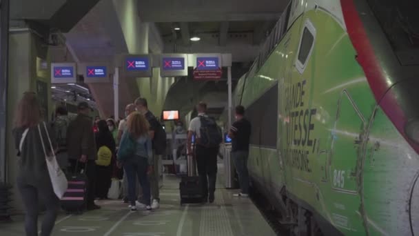 Frankrike, Paris, 21 augusti 2021. Människor i skyddsmasker på centralstationen Gare du Nord under coronavirus tidspromenad längs TGV tåg. Passagerare som passerar genom Gare du Nord på plattformen — Stockvideo