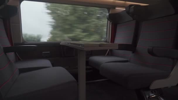 四座空座位，与法国高速列车车厢内的一等舱座位相对应。法国的专题铁路和公共交通。法国TGV一等车的空座位 — 图库视频影像
