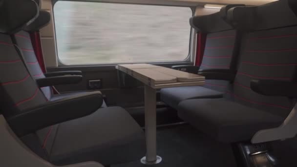 Cómodo asiento en primera clase en el tren TGV de primera clase. Interior del tren francés sin gente. Asientos 1 clase con mesa por ventana. Ferrocarril en Francia. Asientos vacíos en un vagón TGV de primera clase en Francia — Vídeo de stock