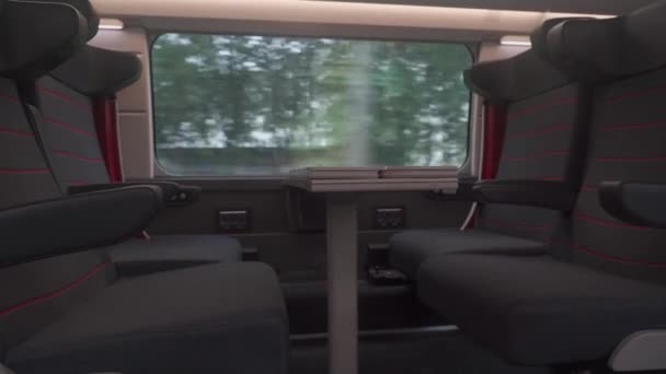 Quatro assentos vazios um em frente ao outro com mesa no transporte de trem de alta velocidade francês tgv em primeira classe. Tópico ferroviário e transporte público em França. Assentos vazios na primeira classe TGV vagão na França — Vídeo de Stock