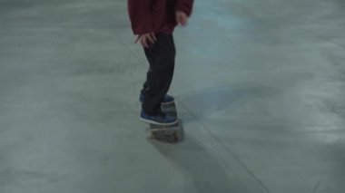 Ukrayna, Kiev, 18 Eylül 2021. Şehir Parkı. Açık hava kaykay parkında akşam vakti spot ışıklarının altında. Dışarıdaki kaykay pistinde ekstrem kaykay. Parkta kaykaycılar, bmx ve scooterlar