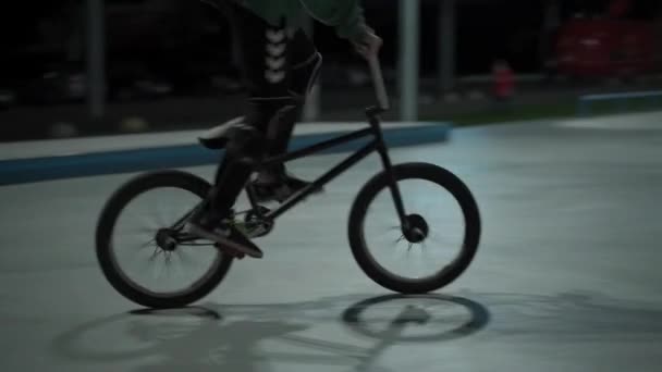 Ukraina, Kijów, 18 września 2021. Miejski Park. Deskorolkarze, rowerzyści bmx i dzieci na hulajnogach sportowych wykonują wieczorem sztuczki w miejskim skateparku. Ekstremalny sport, przyjaźń, młodość, koncepcja stylu życia — Wideo stockowe