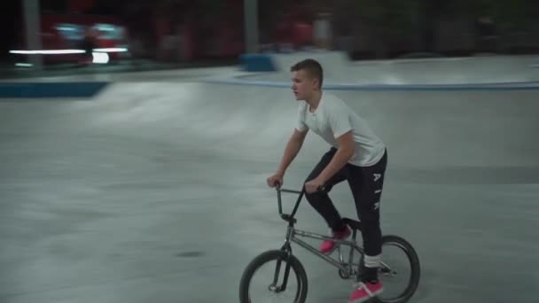 Ukraina, Kijów, 18 września 2021. Miejski Park. Street skateboarding w skate parku wieczorem przy świetle reflektorów. Ekstremalne łyżwy w skateparku na zewnątrz. Deskorolkarze, bmx i skutery w parku — Wideo stockowe