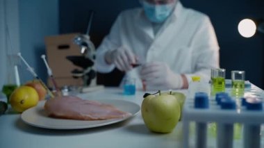 Bilim insanları genetik olarak değiştirilmiş meyve, sebze, et kalitesi, toksin, antibiyotik ve GDO 'ları laboratuvarda test ediyorlar. DNA mühendisliği endüstrisi. Biyoloji mühendisliği kavramı