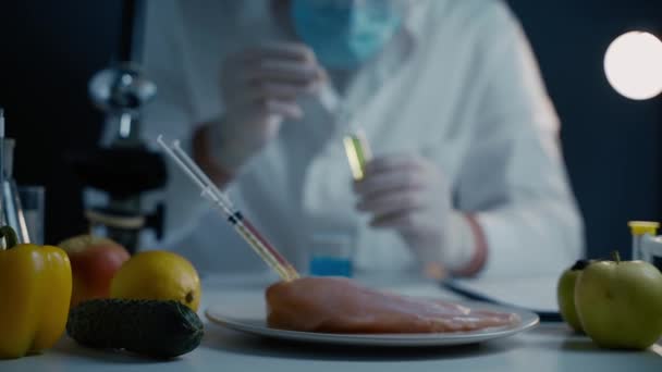 Wissenschaftler testen gentechnisch verändertes Obst, Gemüse, Fleisch auf Qualität, das Vorhandensein von Toxinen, Antibiotika und GVO im Labor. DNA-Engineering. Biotechnologisches Konzept — Stockvideo