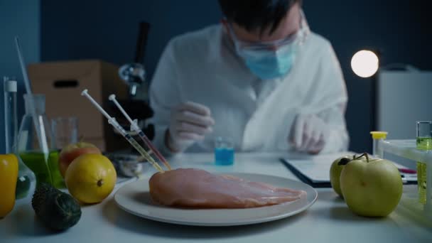 Bioengineering concept. Meat, vegetables and fruits are genetically modified food. Genetically modified food, biotechnology dna manipulation laboratory. Scientist proceeding quality control in lab — Stock Video