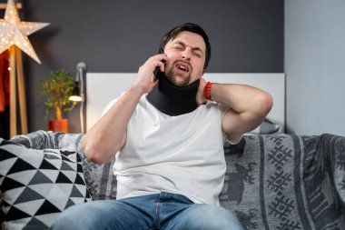 Köpük tasmalı bir adam kazadan sonra sigorta şirketini arıyor. Evde boyun ağrısı, yaralanma ve ızdırap çekiyor. Boyun yaralanması olan bir erkek doktor çağırır..