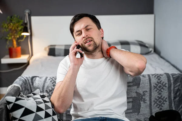Hombre Incapacitado Doloroso Con Corsé Cuello Hablando Por Teléfono Casa — Foto de Stock