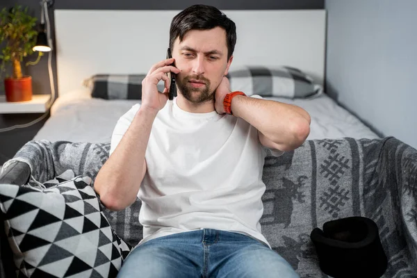 Hombre Incapacitado Doloroso Con Corsé Cuello Hablando Por Teléfono Casa — Foto de Stock