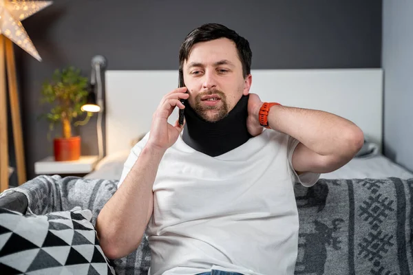 Hombre Incapacitado Doloroso Con Corsé Cuello Hablando Por Teléfono Casa —  Fotos de Stock