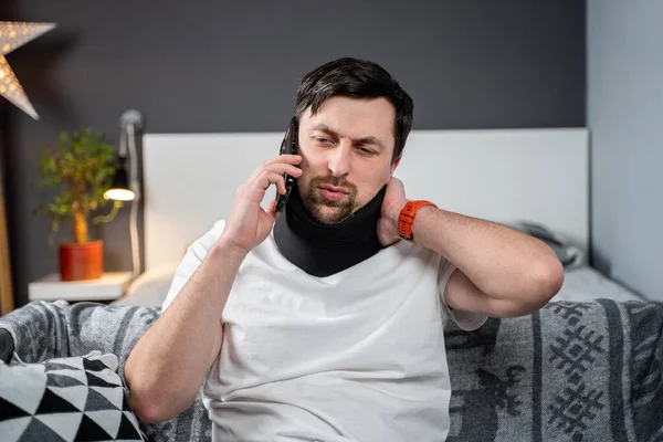 Hombre Incapacitado Doloroso Con Corsé Cuello Hablando Por Teléfono Casa — Foto de Stock