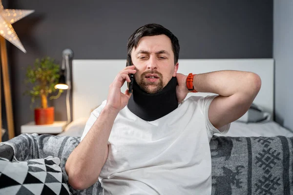 Hombre Incapacitado Doloroso Con Corsé Cuello Hablando Por Teléfono Casa — Foto de Stock