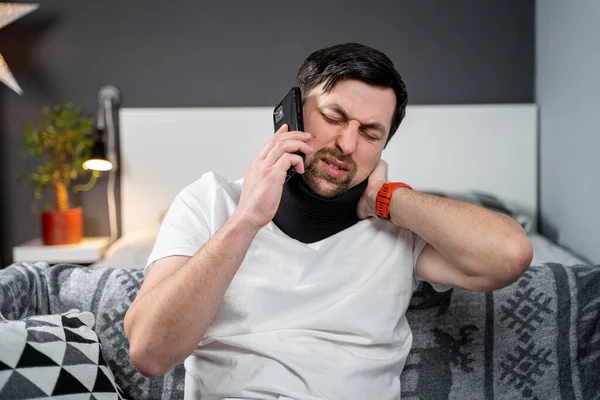Hombre Incapacitado Doloroso Con Corsé Cuello Hablando Por Teléfono Casa — Foto de Stock