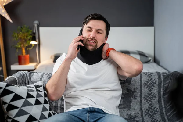 Hombre Discapacitado Con Corsé Cuello Hablando Por Teléfono Con Médico — Foto de Stock