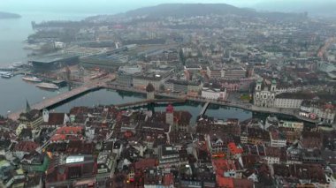 Foggy Lucerne Anteni, İsviçre. Eski kasaba, Reuss nehri, Chapel Köprüsü ve Su Kulesi ile tarihi şehir manzarası. Bulutlu, dramatik gökyüzü manzaralı İsviçre manzarası
