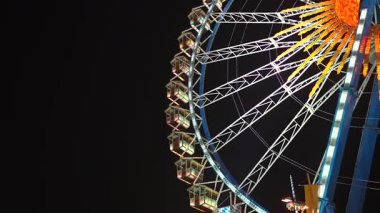 Almanya, Münih. Münih, Bavyera, Almanya 'da düzenlenen Ekim Festivali' nde lunaparkta gece aydınlatmalı dönme dolap. Riesenrad bei Nacht, Freizeitpark Auf Oktoberfest. 