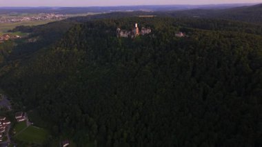 Schloss Lichtenstein 'ın çarpıcı alacakaranlık drone videosu. Neckar kolunun yukarısındaki Alman şatosunun peri masalı manzarası. Luftaufnahme Schloss Lichtenstein Wuerttemberg. Marchenschloss Wurttemberg. 