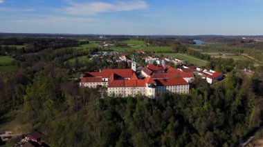 Attel Manastırı 'ndan Luftaufnahme ve Inn Nehri yakınlarındaki Attel Hill' deki St. Michael Kilisesi, Wasserburg am Inn, Bavyera yakınlarında. Tarihi Benedikt bölgesi, manzaralı bahar manzarası, kırsal Almanya cazibesi