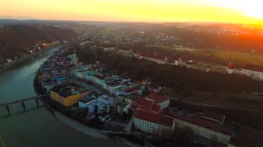 Luftaufnahme von Burghausen, Bayern, Deutschland mit langsten Burg der Welt auf Hugel, Salzach, Lindacher Brucke, Historischen Stadtplatz und malerischen Altstadt. Burghausen, Bavyera 'nın hava manzarası. 