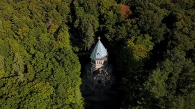 Hava Luftbild der Votivkapelle am Starnberger Bakın Bayern Deutschland naehe Muenchen tarihçileri Denkmal Koenig Ludwig II Reiseziel mit Herbstlandschaft und Seeufer