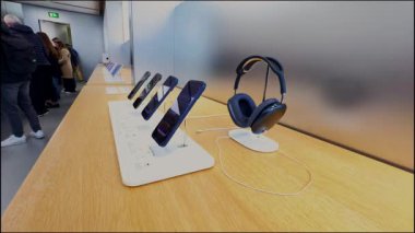 2 Ekim 2025. Münih, Almanya. Almanya 'daki Premium Apple Store' da yeni iPhone 17 serisi ve AirPods Max kulaklıkları bulunuyor. Perakende görüntüleme yeniliği, tasarım ve ileri teknoloji