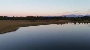 Bavyera 'daki Ostersee Gölü' nün insansız hava aracı antenleri. Sonbahar renkleri, bozkırlar ve temiz yansımalar. Yukarı Bavyera 'da sakin bir akşam havası