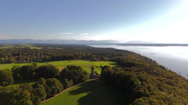 Hava videosu Starnberger Bavyera Almanya 'ya bakınız. Bismarck Kulesi Assenhausen ile manzara, taş yapı, kireçtaşı ve bronz kartal tarihi anıtı. 