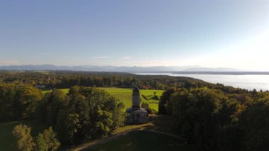 Starnberger See ile Bavyera Almanya üzerinde hava aracı görüntüsü. Tarihi Bismarck Kulesi Assenhausen, manzaralı anıt manzarası, kültür turizmi, Alman mimari mirası.