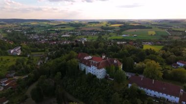 Ortenburg, Bavyera 'daki Alt-Ortenburg Kalesi üzerinde uçuyor. Passau kırsalının korunmuş mimarisi, müzesi ve hava manzaralı tarihi tepe kalesi. Luftaufnahme Schloss Ortenburg, Almanya
