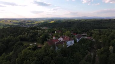 Aşağı Bavyera 'daki Ortenburg Kalesi' ndeki İHA görüntüleri Alt-Ortenburg ve Vorderschloss 'u gösteriyor. Rönesans mimarisi, kale bahçesi. Luftaufnahme Schloss Ortenburg, Marktes Ortenburg, Deutschland. 