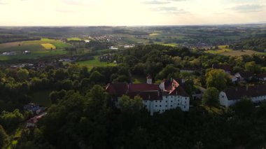 Luftaufnahme Schloss Ortenburg, Alt-Ortenburg, Vorderschloss in Marktes Ortenburg im Landkreis Passau, Niederbayern, Deutschland. Almanya, Bavyera 'daki Schloss Ortenburg' un hava manzarası. Tepe Şatosu