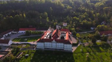 Almanya 'nın Bavyera kentindeki Kloster Schaeftlarn ve Praelatengarten parklarının hava manzarası. Barok Benedictine Manastırı ve baharda etrafı çayırlarla ve Münih 'in güneyindeki Isar Vadisi ile çevrili peyzaj parkı.. 