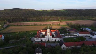 Drohnenansicht des Klosters Schaeftlarn mit dem Praelatengarten einem barocken Parkensemble, Bayern, Deutschland. Umgeben von Natur, Isartal ve kulturellem Erbe Benediktiner. Kloster Schaeftlarn. 