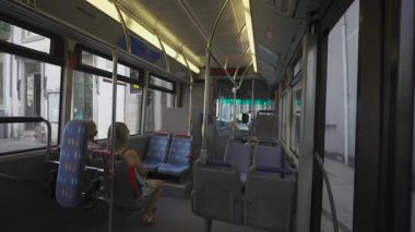 2 Ağustos 2023 Porto, Portekiz. Porto, Portekiz 'de halka açık bir otobüsün içinden güneşli bir yolculuk yaşayın. Avrupa 'nın toplu taşıma ve kentsel görüşlerine barışçıl ve gerçek zamanlı bir bakış