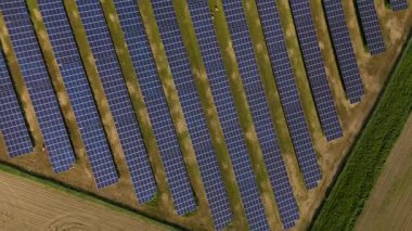 Güneş parkındaki fotovoltaik güneş panelleri güneşten elektrik üretiyor. Yenilenebilir enerji arka planı alternatif enerji, karbonsuz teknoloji ve çevresel yeniliği temsil etmektedir..