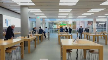 29 Ekim 2025. Münih, Almanya. Münih, Almanya 'da Olympia-Einkaufszentrum' daki modern Apple Store. İnsanlar teknoloji ve yenilikleri parlak, asgari perakende ortamda keşfediyorlar.