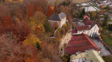 Stadt Traunreut, Bayern 'de Schloss Stein an der Traun. Mittelalterliche Hoehlenburg ve Burganlage ueber dem Trauntal. Stadt Traunreut, Traunstein bölgesindeki Schloss Stein an der Traun 'ın hava görüntüsü