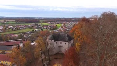 Stein an der Traun, Bavyera, Almanya 'daki Schloss Stein' ın hava görüntüsü. Renkli orman ve sonbahar manzarasıyla çevrili yüksek bir Nagelfluh kaya duvarındaki ortaçağ kalesi.