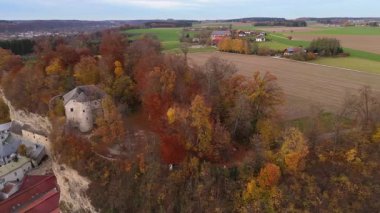 Luftaufnahme Schloss Stein an der Traun, Bayern. Burganlage ueber dem Trauntal im Herbstlicht. Burg Stein an Traun bei Stadt Traunreut, Landkreis Traunstein. Bayern 'deki Sehenswuerdigkeit Tarihi